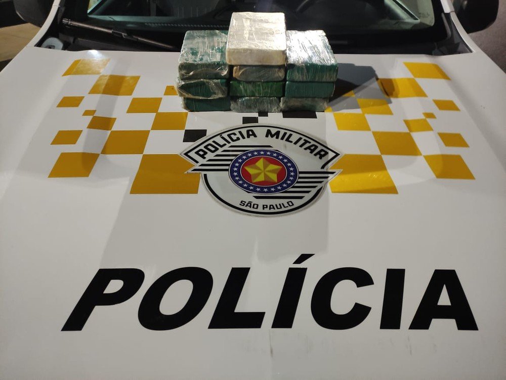 Polícia localiza 10 kg de cocaína em fundo falso dentro de painel de carro e prende homem em flagrante
