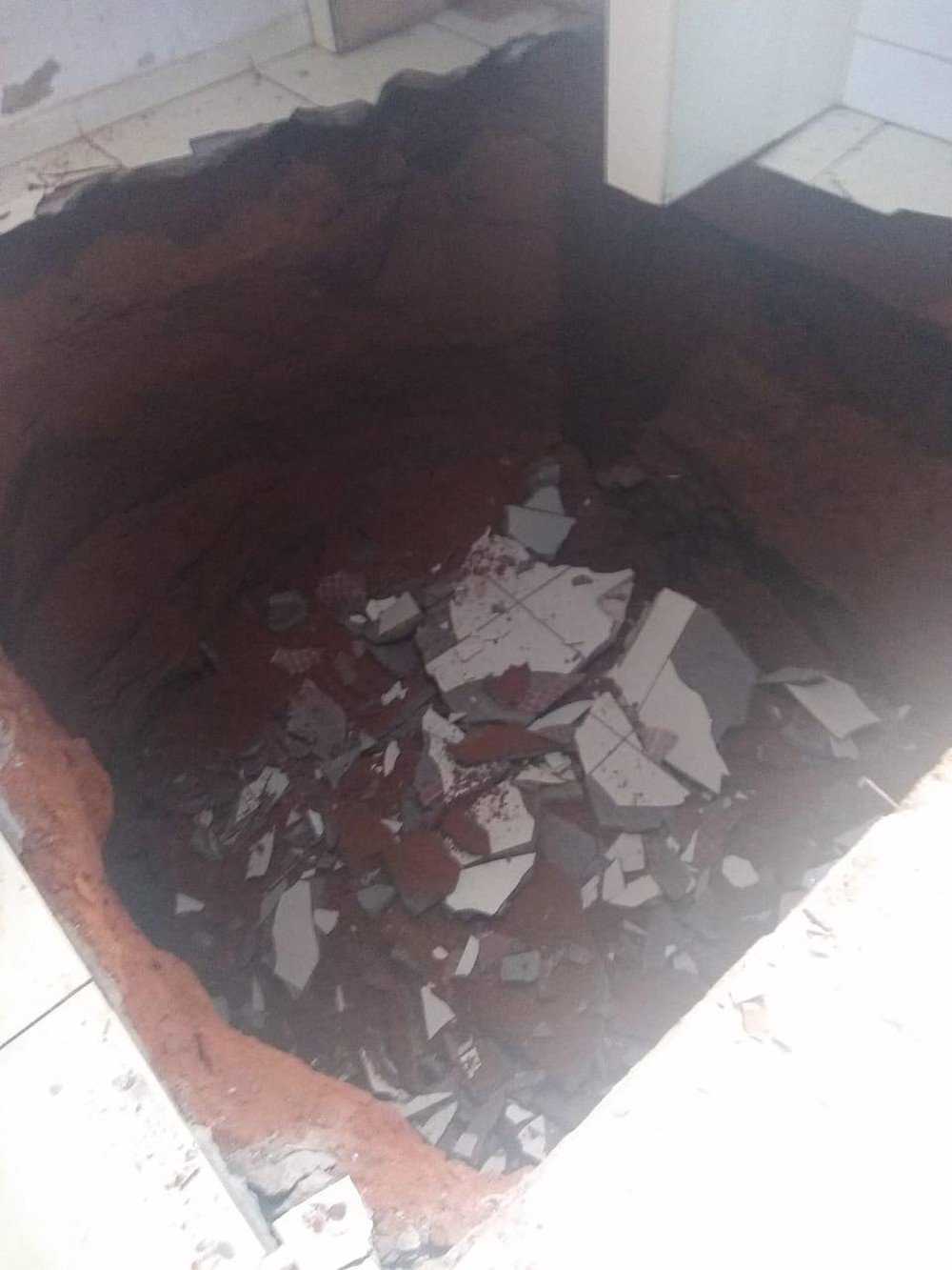 Idosa é removida da própria casa após descoberta de cratera de 2,5 metros de profundidade no chão da cozinha