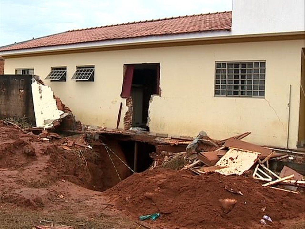 Idosa é removida da própria casa após descoberta de cratera de 2,5 metros de profundidade no chão da cozinha