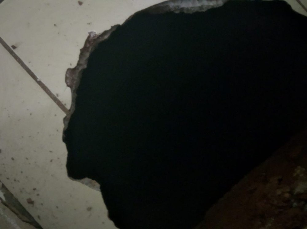 Idosa é removida da própria casa após descoberta de cratera de 2,5 metros de profundidade no chão da cozinha