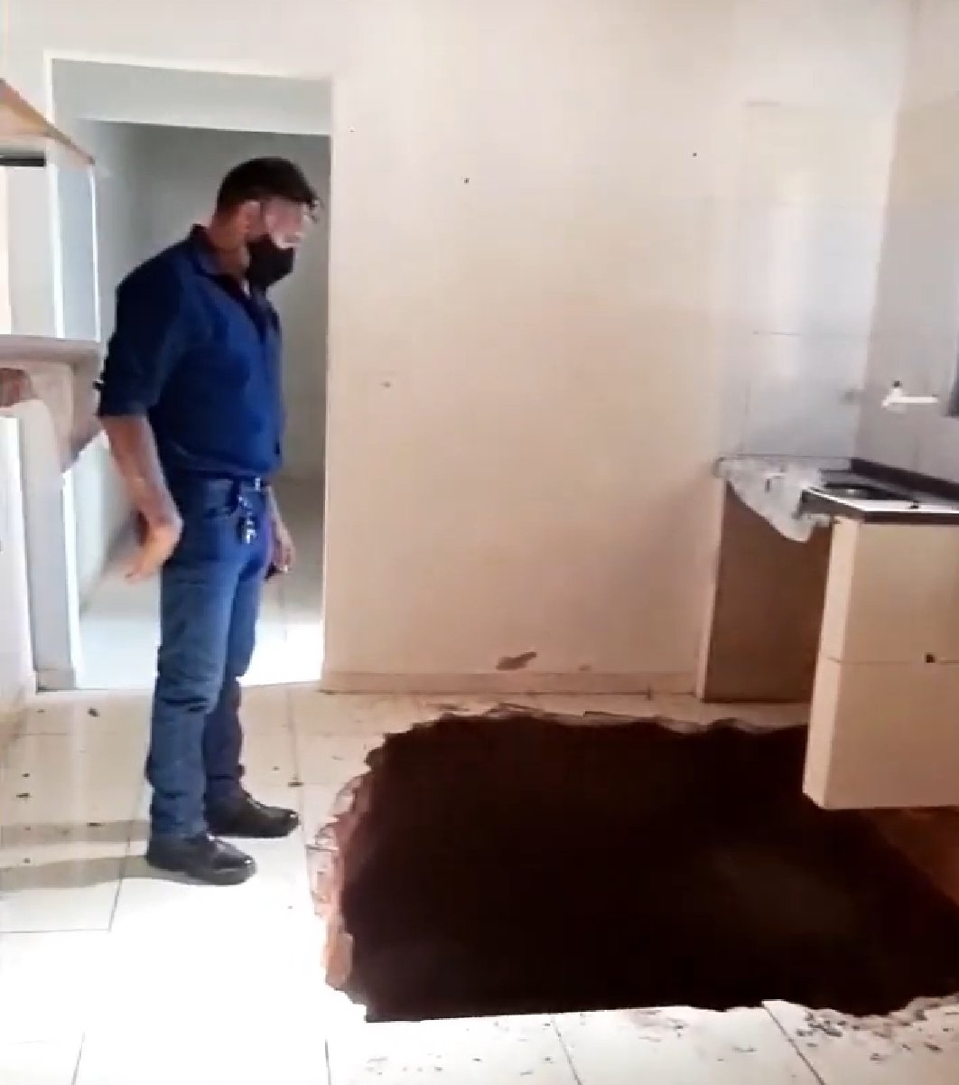 Após aposentada encontrar cratera na cozinha, imóvel em Venceslau passa por vistoria Após aposentada encontrar cratera na cozinha, imóvel em Venceslau passa por vistoria