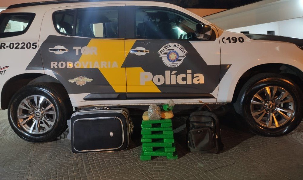 Com mais de 20 kg de maconha em bagagens, mulher é presa durante abordagem policial a ônibus em Epitácio