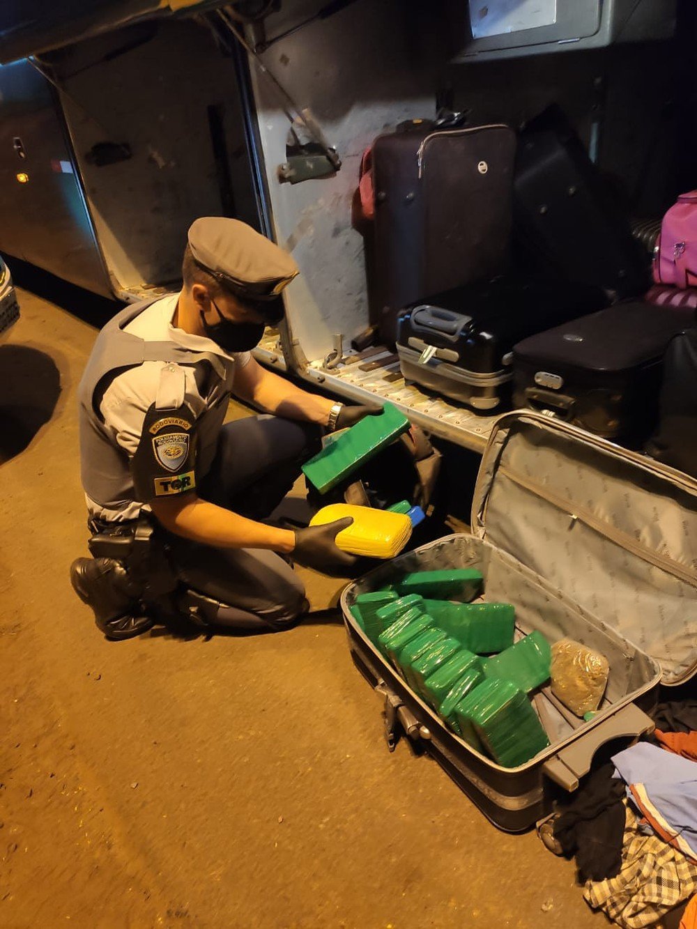 Com mais de 20 kg de maconha em bagagens, mulher é presa durante abordagem policial a ônibus em Epitácio