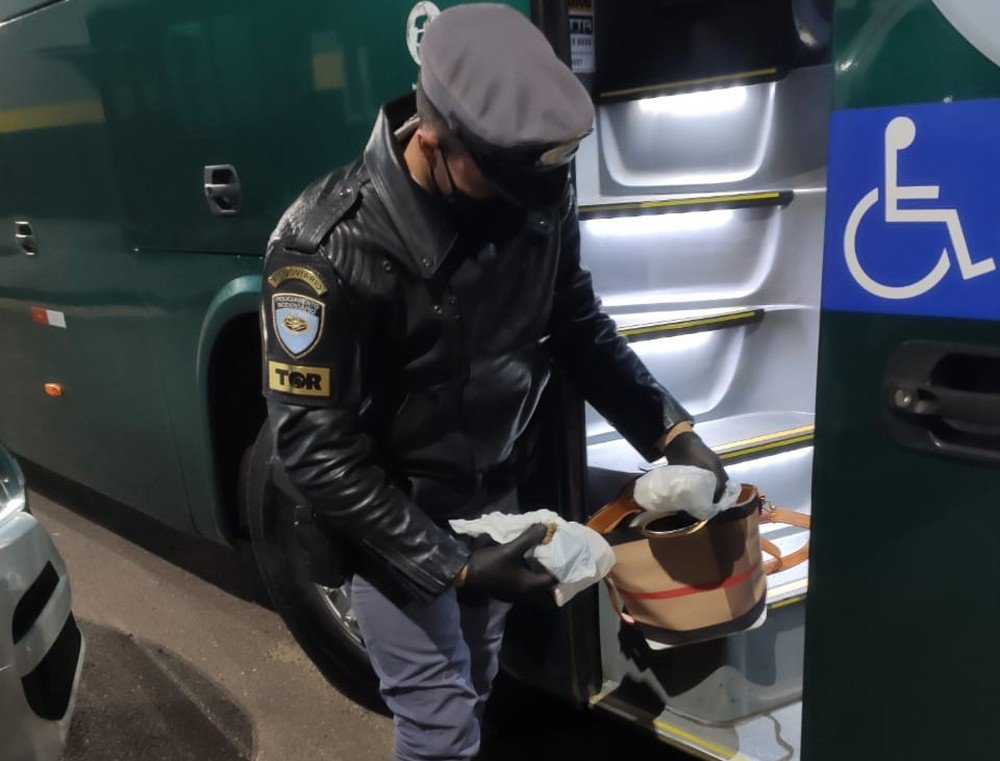 Fiscalização encontra porções de cocaína, crack e maconha em bolsa e mulher acaba presa em flagrante em Venceslau
