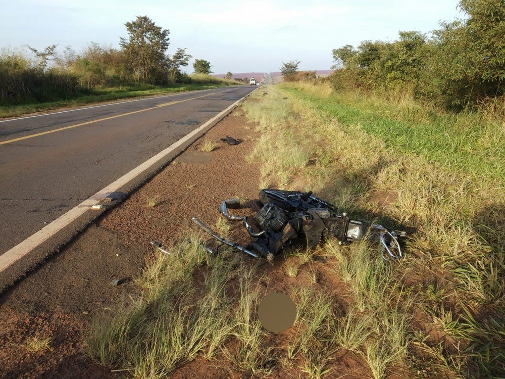 Batida entre moto e caminhão mata mulher de 23 anos em Mirante do Paranapanema