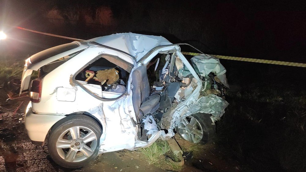 Batida frontal entre carro e multivan mata uma pessoa e deixa outras três feridas na SP-425, em Pirapozinho Batida frontal entre carro e multivan mata uma pessoa e deixa outras três feridas na SP-425, em Pirapozinho