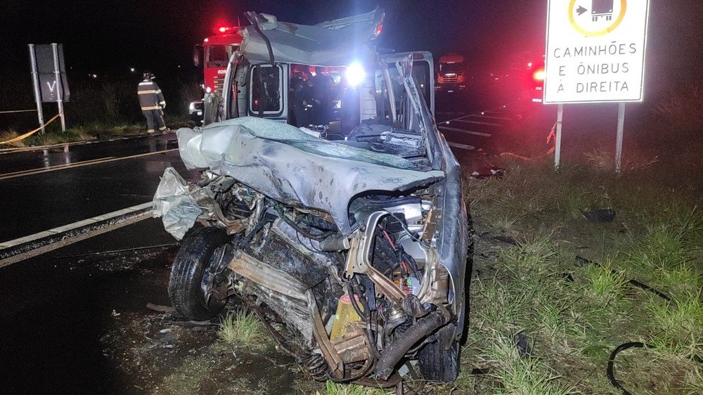 Batida frontal entre carro e multivan mata uma pessoa e deixa outras três feridas na SP-425, em Pirapozinho Batida frontal entre carro e multivan mata uma pessoa e deixa outras três feridas na SP-425, em Pirapozinho