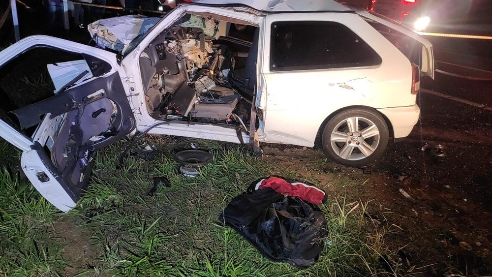 Batida frontal entre carro e multivan mata uma pessoa e deixa outras três feridas na SP-425, em Pirapozinho Batida frontal entre carro e multivan mata uma pessoa e deixa outras três feridas na SP-425, em Pirapozinho