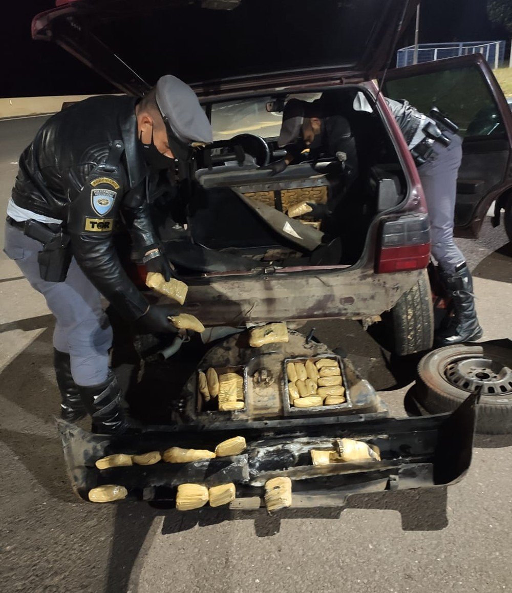 Fiscalização policial encontra droga distribuída em fundos falsos de veículo e prende motorista, em Venceslau