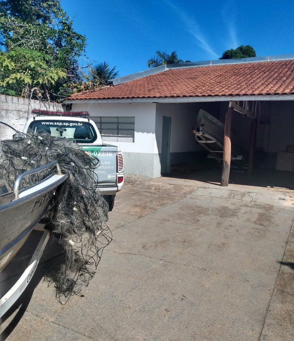Polícia Ambiental apreende redes de pesca que estavam armadas irregularmente no Rio Paraná, em Epitácio Polícia Ambiental apreende redes de pesca que estavam armadas irregularmente no Rio Paraná, em Epitácio