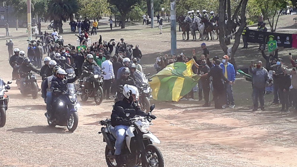 Bolsonaro participa de passeio de motociclistas em Presidente Prudente Bolsonaro participa de passeio de motociclistas em Presidente Prudente