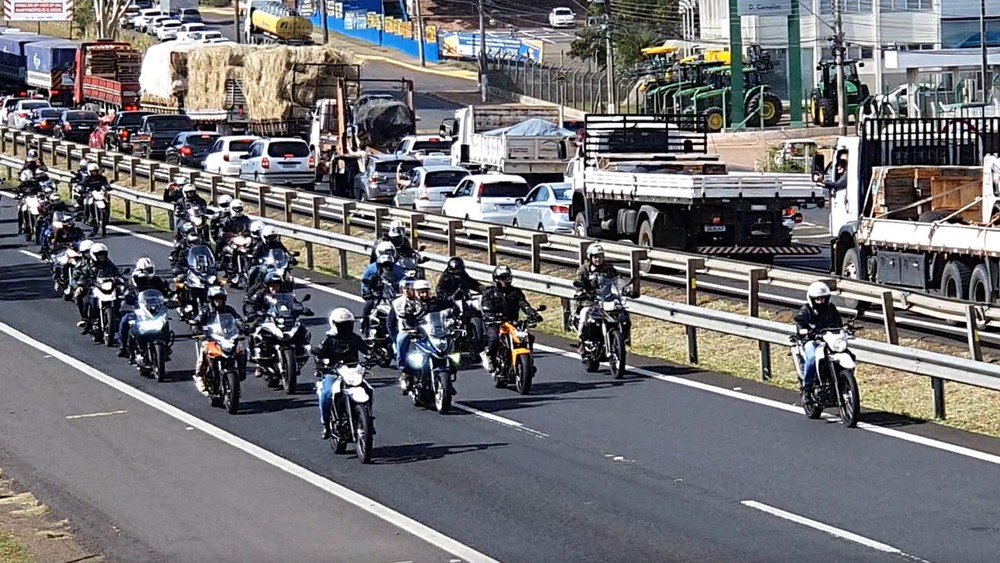 Bolsonaro participa de passeio de motociclistas em Presidente Prudente Bolsonaro participa de passeio de motociclistas em Presidente Prudente
