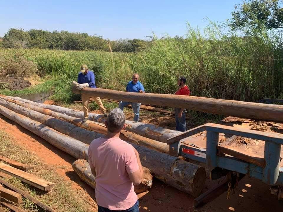 Ponte em estrada rural de Caiuá recebe reforma Ponte em estrada rural de Caiuá recebe reforma