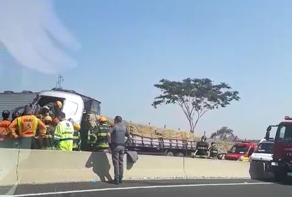 Batida entre caminhões deixa duas pessoas feridas e prejudica trânsito na Rodovia Raposo Tavares