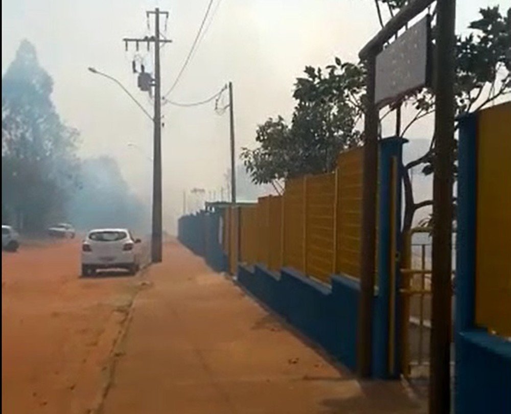 Com quase 100 pessoas, escola é evacuada às pressas após incêndio atingir área de pastagem vizinha em Caiuá Com quase 100 pessoas, escola é evacuada às pressas após incêndio atingir área de pastagem vizinha em Caiuá