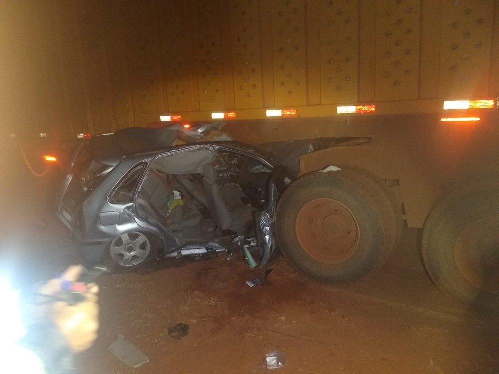 Motorista morre após bater carro contra caminhão carregado com cana-de-açúcar Motorista morre após bater carro contra caminhão carregado com cana-de-açúcar