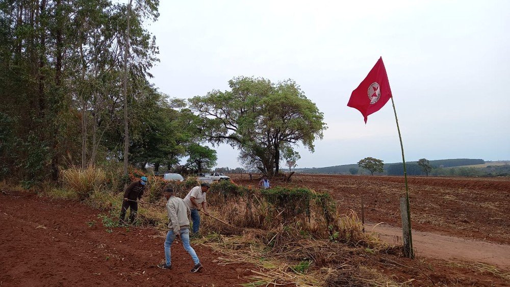 Frente Nacional de Luta ocupa fazenda em Presidente Bernardes e chega à 6ª mobilização do ano no Pontal do Paranapanema Frente Nacional de Luta ocupa fazenda em Presidente Bernardes e chega à 6ª mobilização do ano no Pontal do Paranapanema