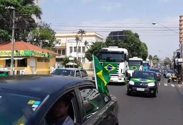 Manifestação em favor de Bolsonaro reúne centenas de pessoas em Presidente Venceslau Manifestação em favor de Bolsonaro reúne centenas de pessoas em Presidente Venceslau