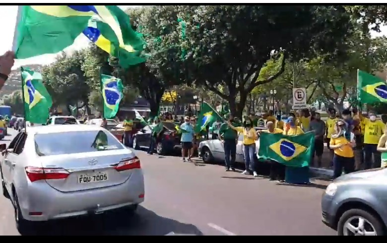 Manifestação em favor de Bolsonaro reúne centenas de pessoas em Presidente Venceslau Manifestação em favor de Bolsonaro reúne centenas de pessoas em Presidente Venceslau