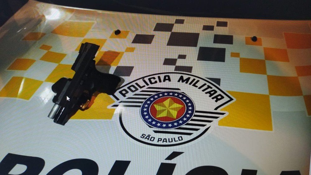 Fiscalização encontra joias de ouro avaliadas em quase R$ 600 mil e pistola com munições em compartimento secreto de carro Fiscalização encontra joias de ouro avaliadas em quase R$ 600 mil e pistola com munições em compartimento secreto de carro