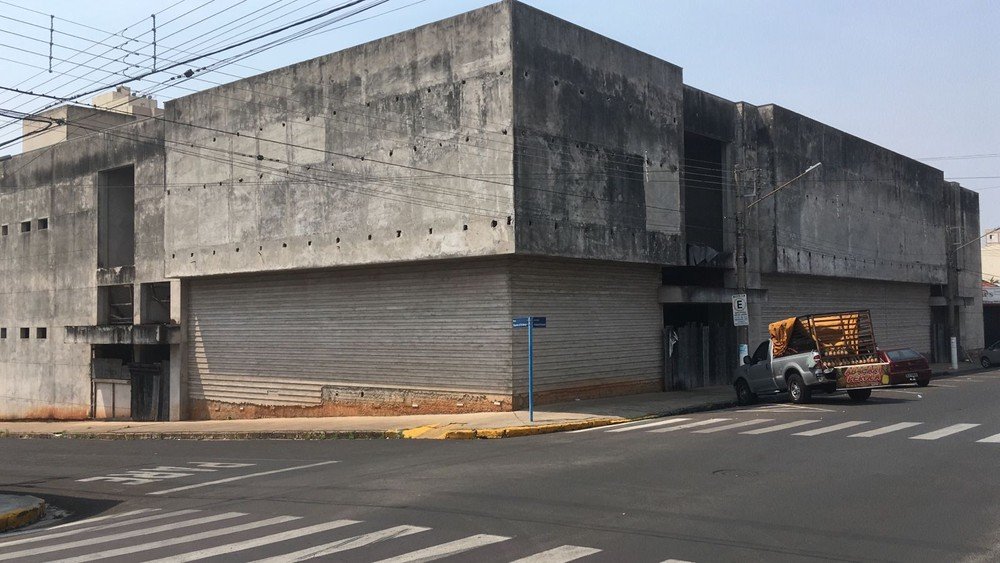 Homem é encontrado morto com corte no pescoço em construção abandonada Homem é encontrado morto com corte no pescoço em construção abandonada