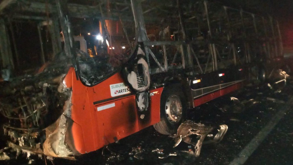 Após estouro de pneu, ônibus pega fogo na Rodovia Comandante João Ribeiro de Barros