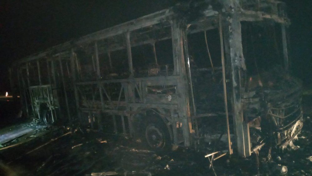 Após estouro de pneu, ônibus pega fogo na Rodovia Comandante João Ribeiro de Barros