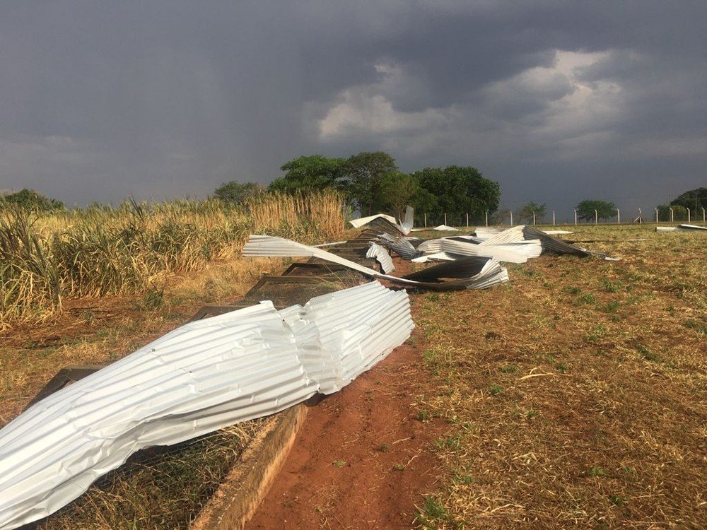 Fortes ventos provocam danos na estrutura do Aeroporto Estadual de Dracena Fortes ventos provocam danos na estrutura do Aeroporto Estadual de Dracena