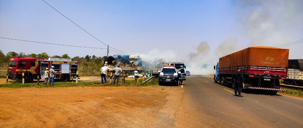Carreta carrega com pluma de algodão pega fogo em estrada de Bataguassu