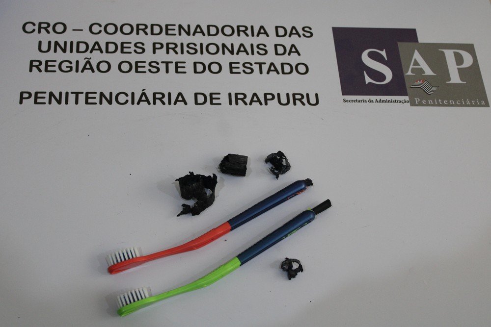 Agentes penitenciários interceptam escovas de dentes que escondiam droga sintética K4 destinada a preso Agentes penitenciários interceptam escovas de dentes que escondiam droga sintética K4 destinada a preso