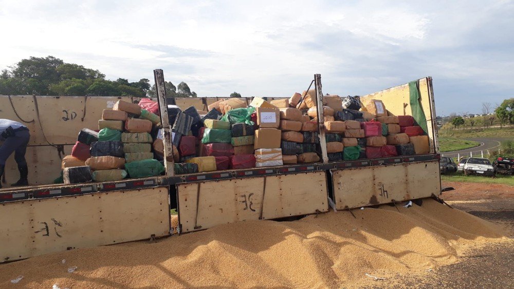 Fiscalização descobre 12 toneladas de maconha escondidas em meio a carga de soja transportada em carreta Fiscalização descobre 12 toneladas de maconha escondidas em meio a carga de soja transportada em carreta
