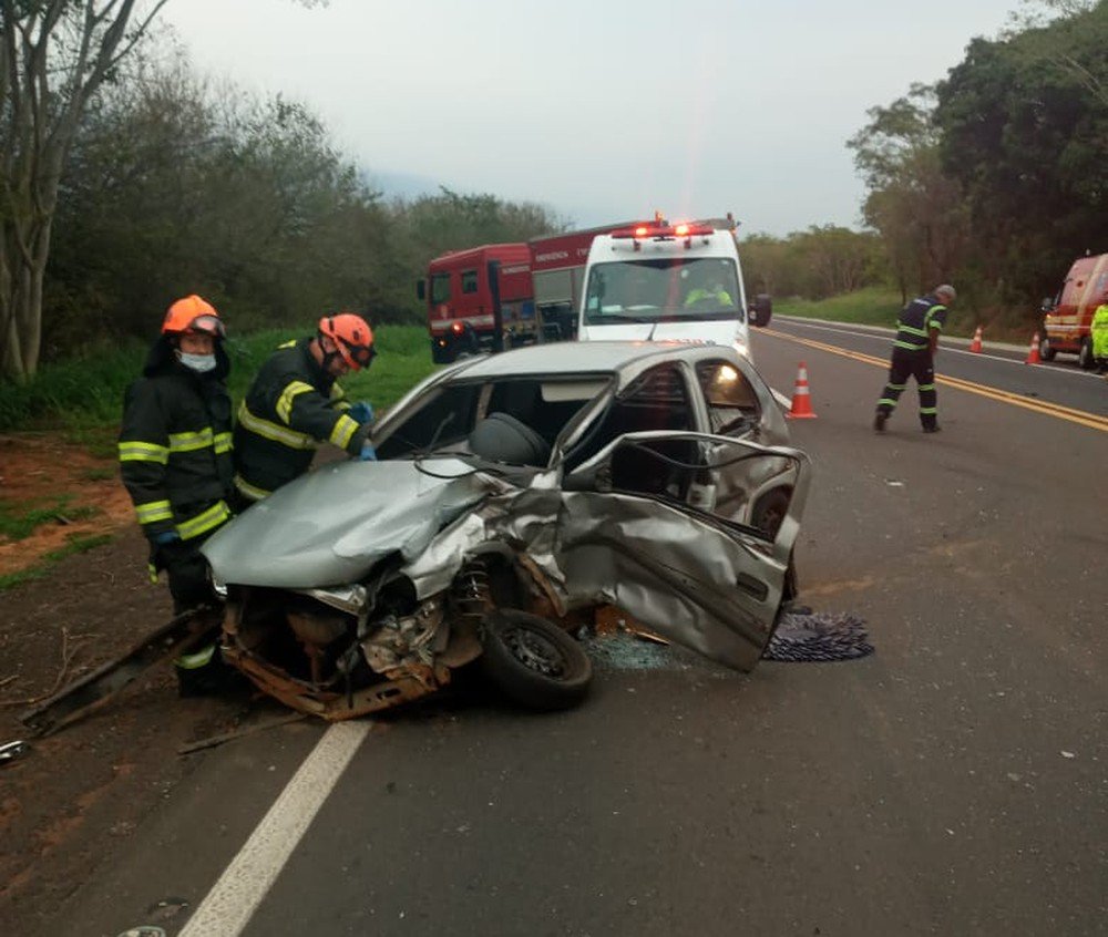Batida entre carro e caminhonete deixa dois homens feridos na SP-294, em Pacaembu Batida entre carro e caminhonete deixa dois homens feridos na SP-294, em Pacaembu