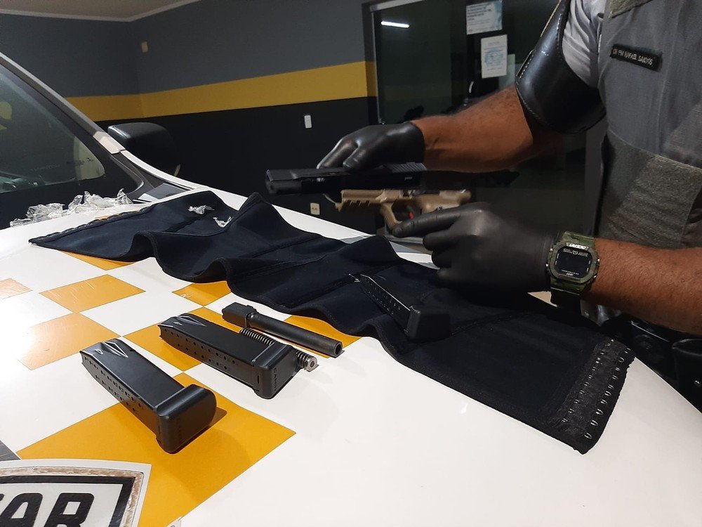 Passageiras de dois ônibus são presas com pistola, munições e porções de maconha durante fiscalização em Presidente Venceslau