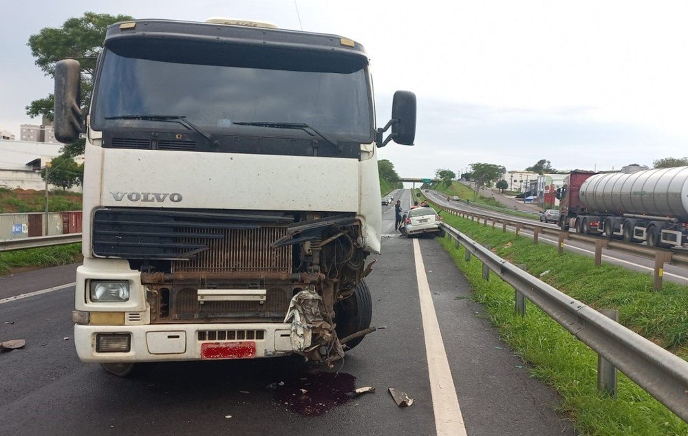 Colisão entre veículo e caminhão deixa duas pessoas feridas na Rodovia Raposo Tavares Colisão entre veículo e caminhão deixa duas pessoas feridas na Rodovia Raposo Tavares