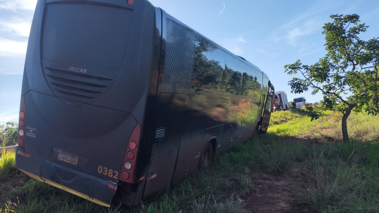 Ônibus com estrangeiros sai da pista entre Bataguassu e Santa Rita e três pessoas ficam feridas Ônibus com estrangeiros sai da pista entre Bataguassu e Santa Rita e três pessoas ficam feridas