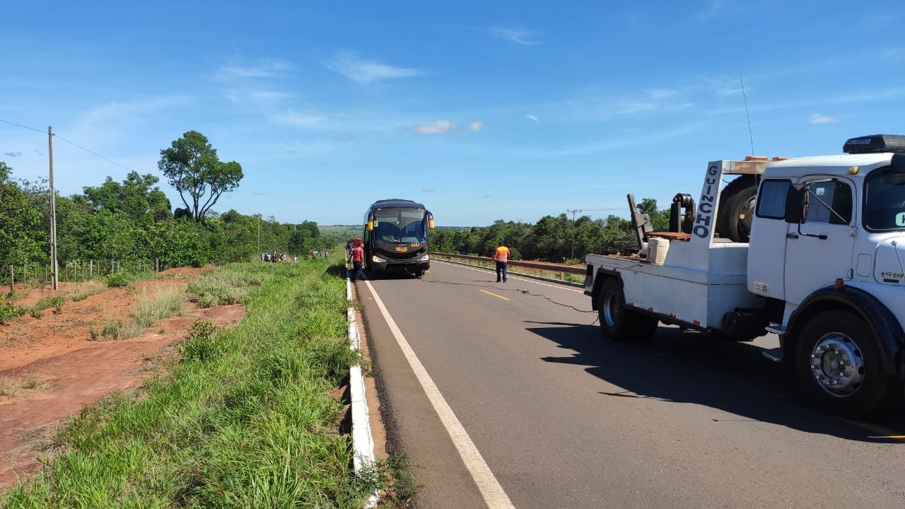 Ônibus com estrangeiros sai da pista entre Bataguassu e Santa Rita e três pessoas ficam feridas Ônibus com estrangeiros sai da pista entre Bataguassu e Santa Rita e três pessoas ficam feridas