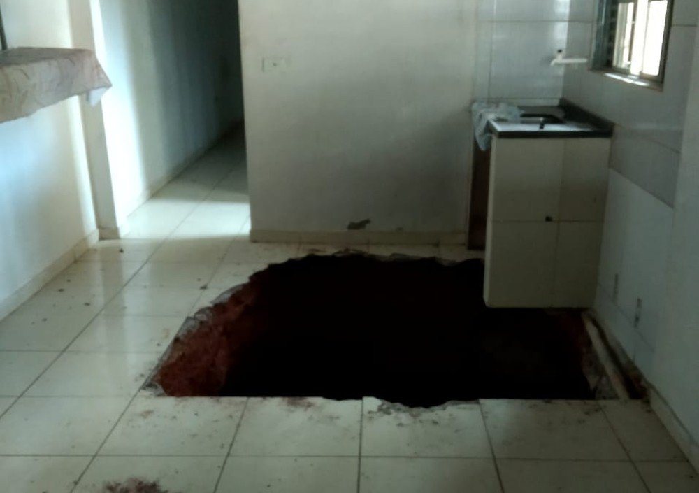 Prefeitura inicia obra para alterar galeria, após quase 6 meses do surgimento de cratera em cozinha de casa Prefeitura inicia obra para alterar galeria, após quase 6 meses do surgimento de cratera em cozinha de casa