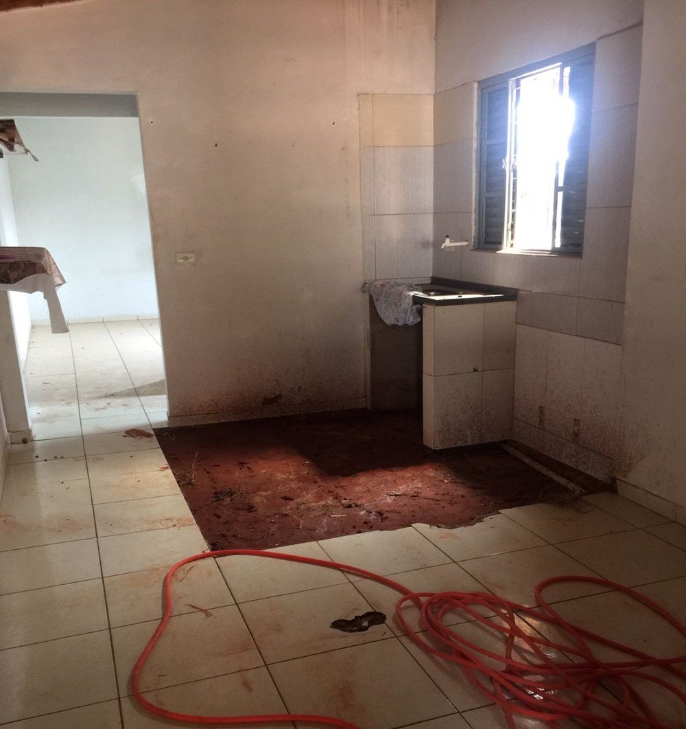 Prefeitura inicia obra para alterar galeria, após quase 6 meses do surgimento de cratera em cozinha de casa Prefeitura inicia obra para alterar galeria, após quase 6 meses do surgimento de cratera em cozinha de casa