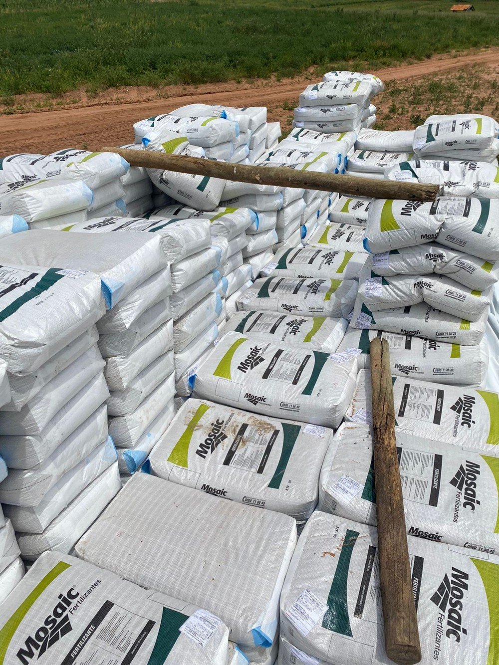 Operação Conexão apreende documentos, tratores e mais de 30 toneladas de defensivos agrícolas em fazenda Operação Conexão apreende documentos, tratores e mais de 30 toneladas de defensivos agrícolas em fazenda
