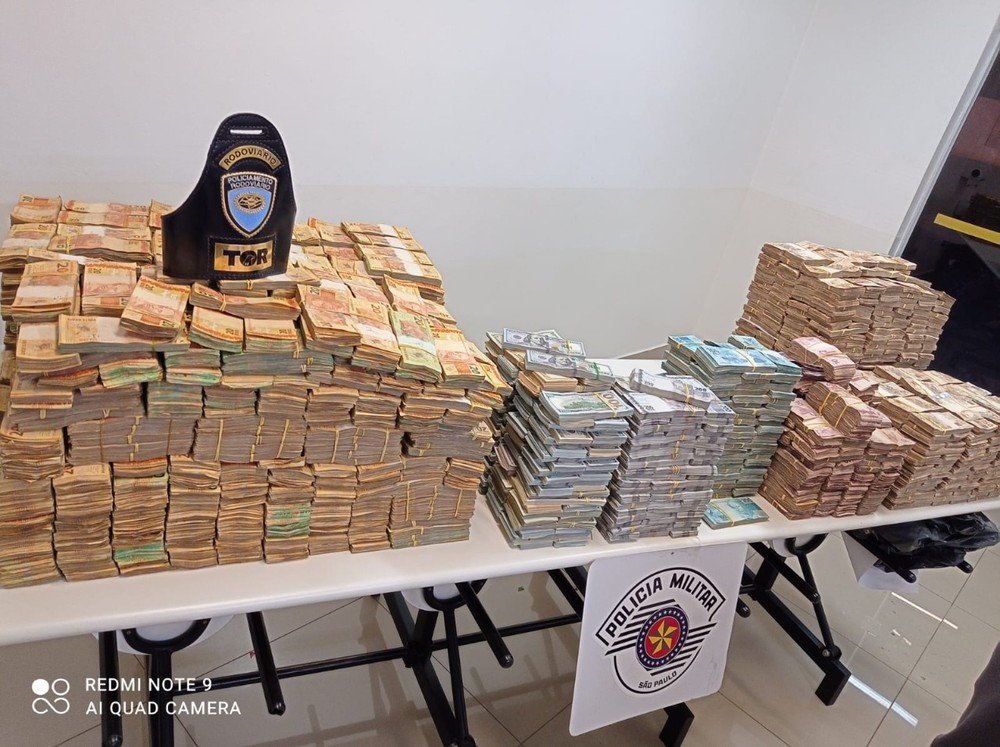 Operação apreende mais de R$ 1 milhão em dinheiro dentro de estepe de caminhonete Operação apreende mais de R$ 1 milhão em dinheiro dentro de estepe de caminhonete
