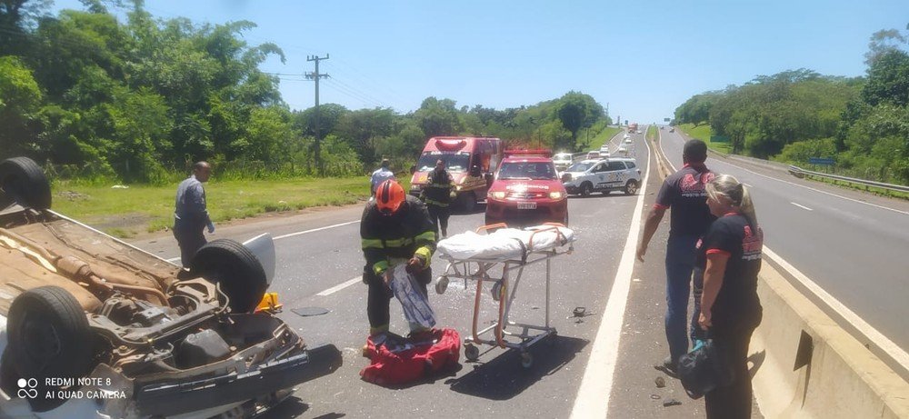 Carro capota na Rodovia Raposo Tavares, em Presidente Prudente, e uma pessoa fica ferida