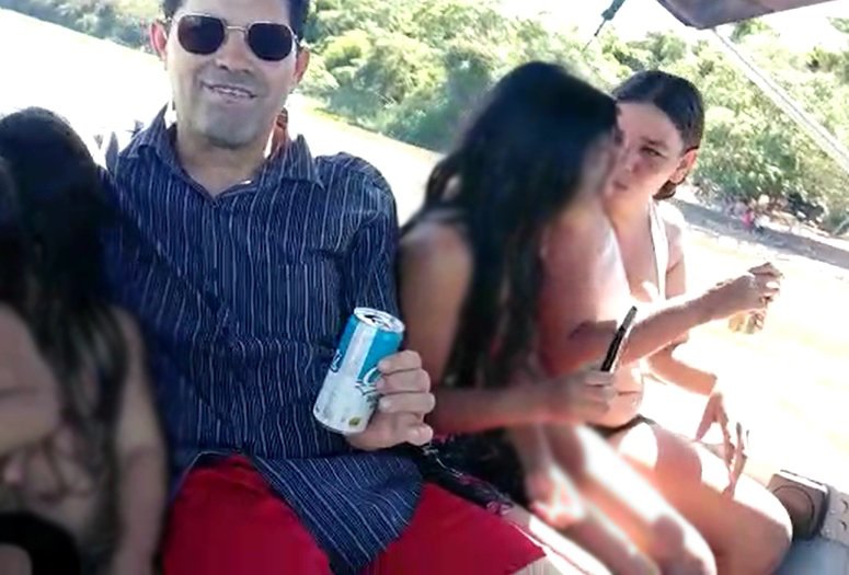 Vídeo: Homem é morto depois de ser filmado beijando criança em passeio de barco em Itaquiraí Vídeo: Homem é morto depois de ser filmado beijando criança em passeio de barco em Itaquiraí