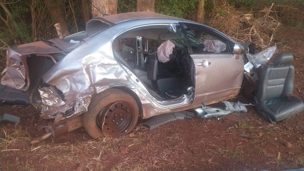 Colisão de carro contra defensa metálica e árvore mata rapaz de 20 anos 