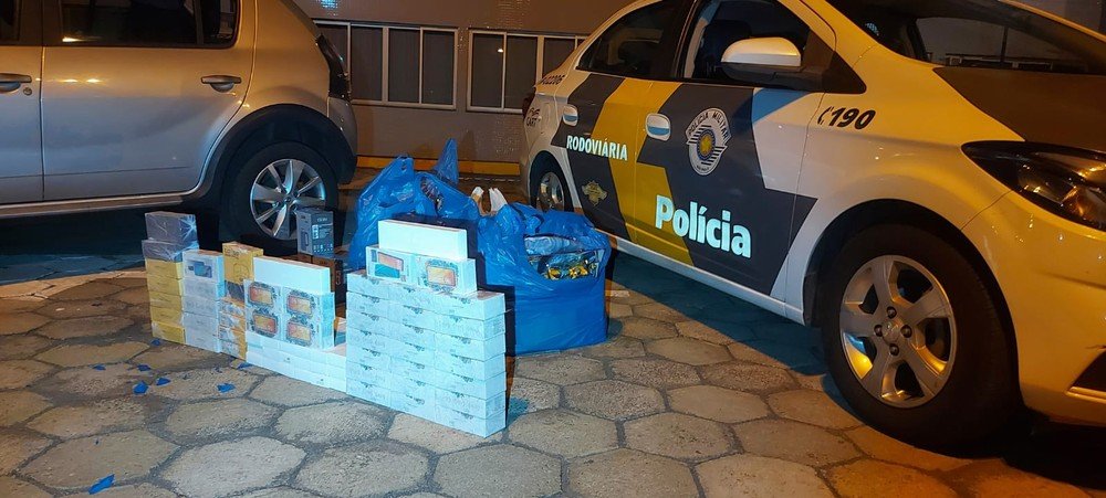 Trio é flagrado com mais de 50 celulares, 20 relógios inteligentes e brinquedos de origem estrangeira e sem nota fiscal Trio é flagrado com mais de 50 celulares, 20 relógios inteligentes e brinquedos de origem estrangeira e sem nota fiscal