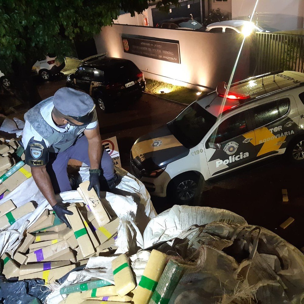 Motorista é preso com mais de 1,5 tonelada de maconha em meio a carga de sucata Motorista é preso com mais de 1,5 tonelada de maconha em meio a carga de sucata