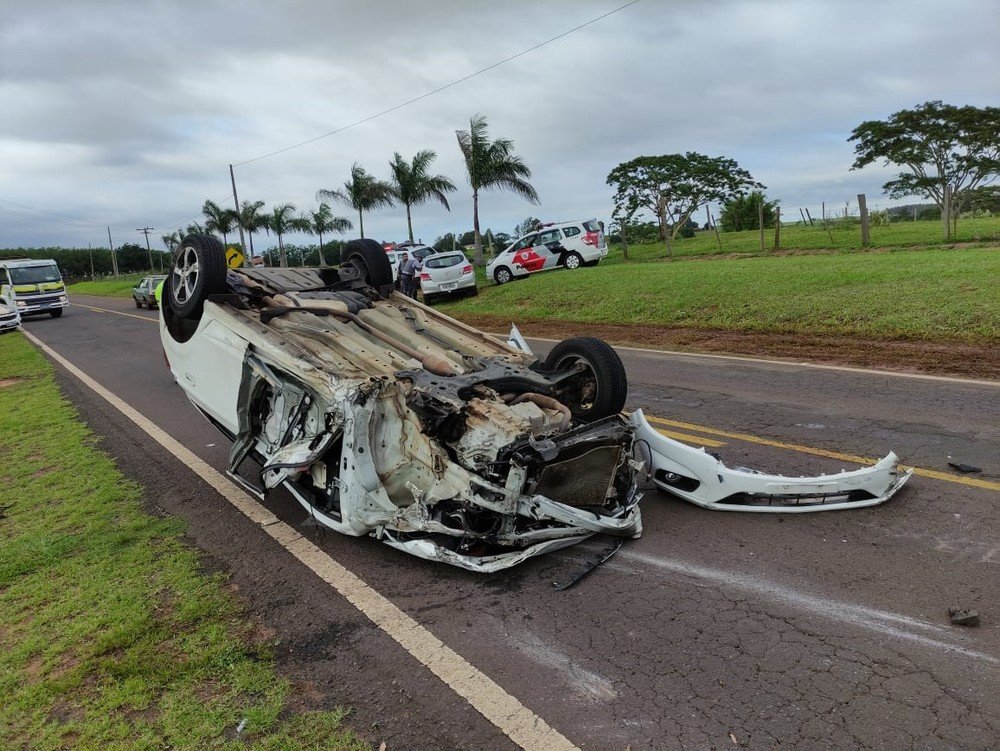 Jovem de 25 anos morre vítima de acidente com três veículos na Rodovia Júlio Budiski, em Alfredo Marcondes Jovem de 25 anos morre vítima de acidente com três veículos na Rodovia Júlio Budiski, em Alfredo Marcondes