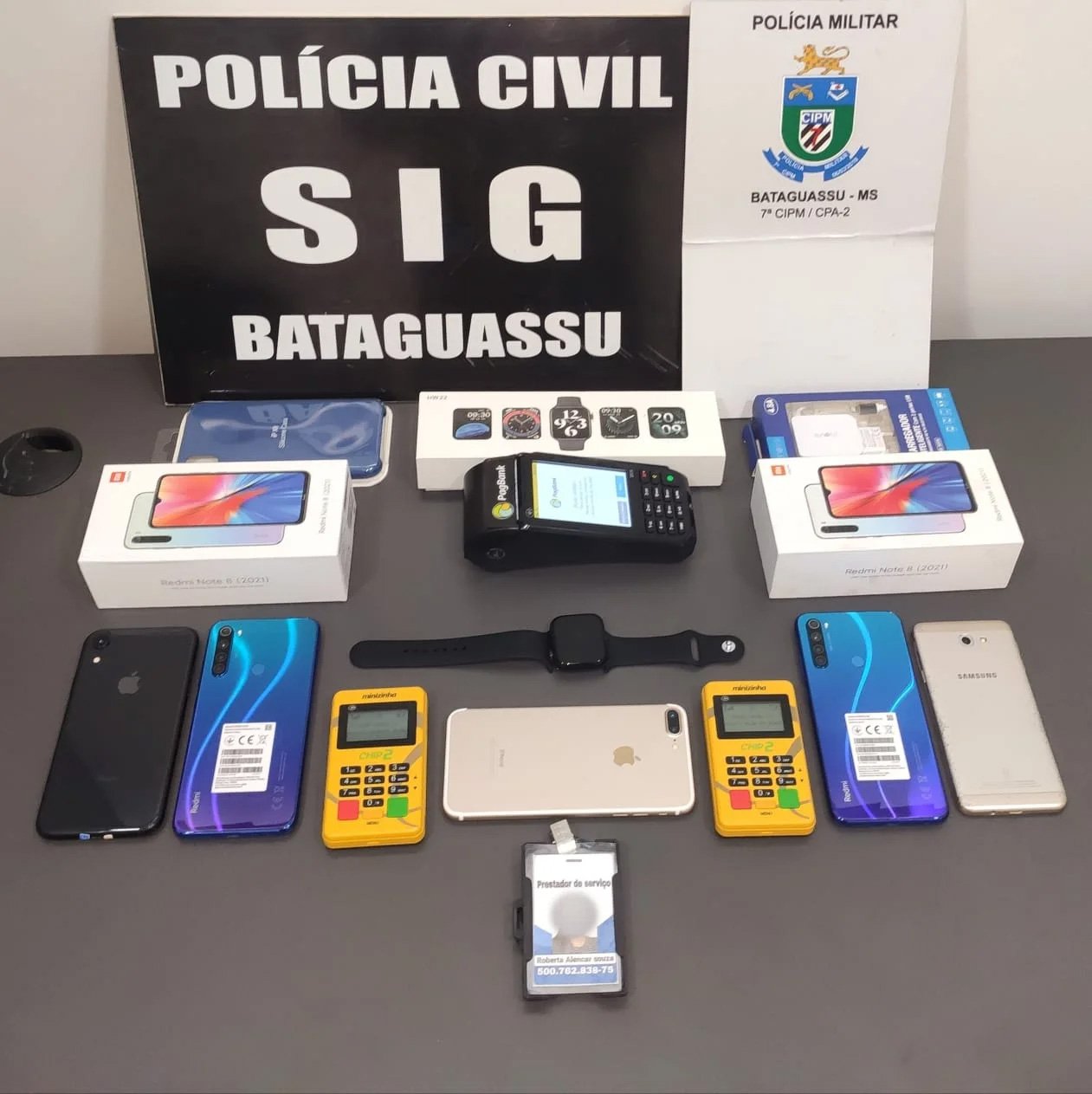 Polícia prende casal que se passava por policiais para aplicar golpes em idosos Polícia prende casal que se passava por policiais para aplicar golpes em idosos