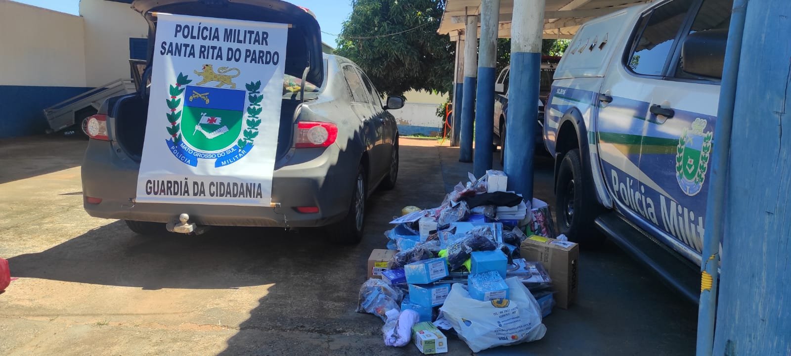 Mesmo com caminhoneiro preso às ferragens, motoristas saqueiam carreta e um acaba preso Mesmo com caminhoneiro preso às ferragens, motoristas saqueiam carreta e um acaba preso
