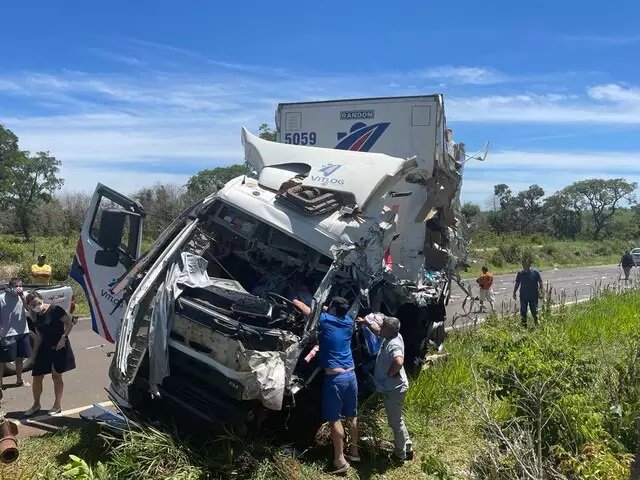 Mesmo com caminhoneiro preso às ferragens, motoristas saqueiam carreta e um acaba preso Mesmo com caminhoneiro preso às ferragens, motoristas saqueiam carreta e um acaba preso