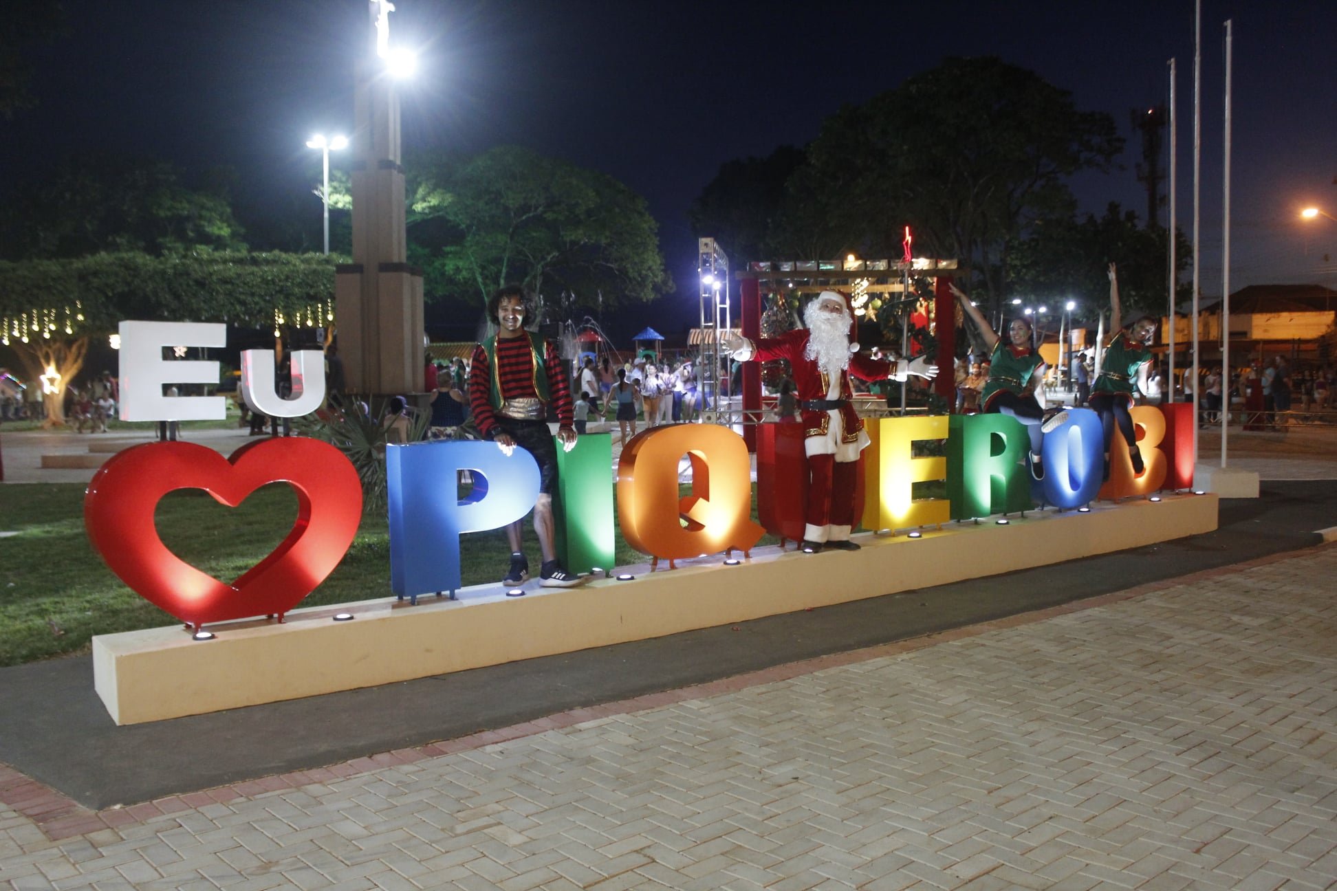 Chegada do Papai Noel em Piquerobi é realizada na praça central